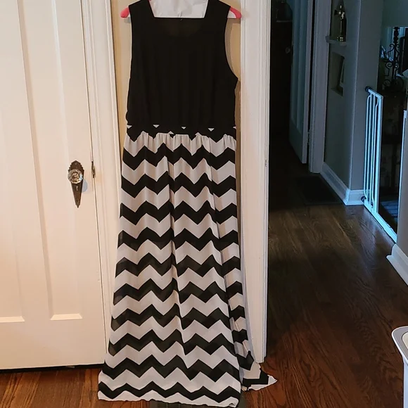 fitted lace wedding dress Black + White Chevron Maxi Dress – Tin Roof Vintage main image 0